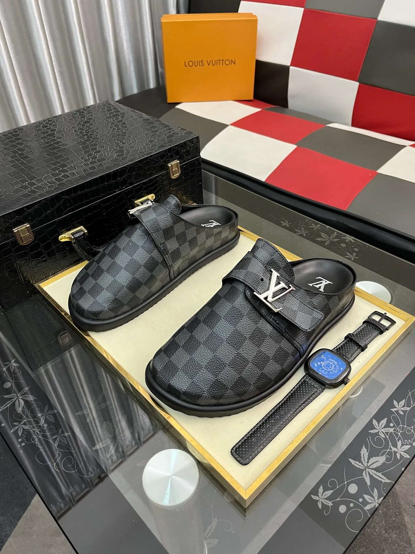 Men's shoes 💰380⌚️⌚️2025 new men's casual sandals and slippers, made of suede cow leather, with Monogram pattern to highlight the trendy style. Adjustable straps illuminated with LV letters, while a resilient insole and micro outsole provide lightweight comfort. Made of suede cow leather with embossed Monogram pattern and brand element metal hardware✅Adjustable straps➕Tough insole‼ ️Micro outsole. Comfortable and easy to wear‼ ️size: 38-443️⃣Colors available